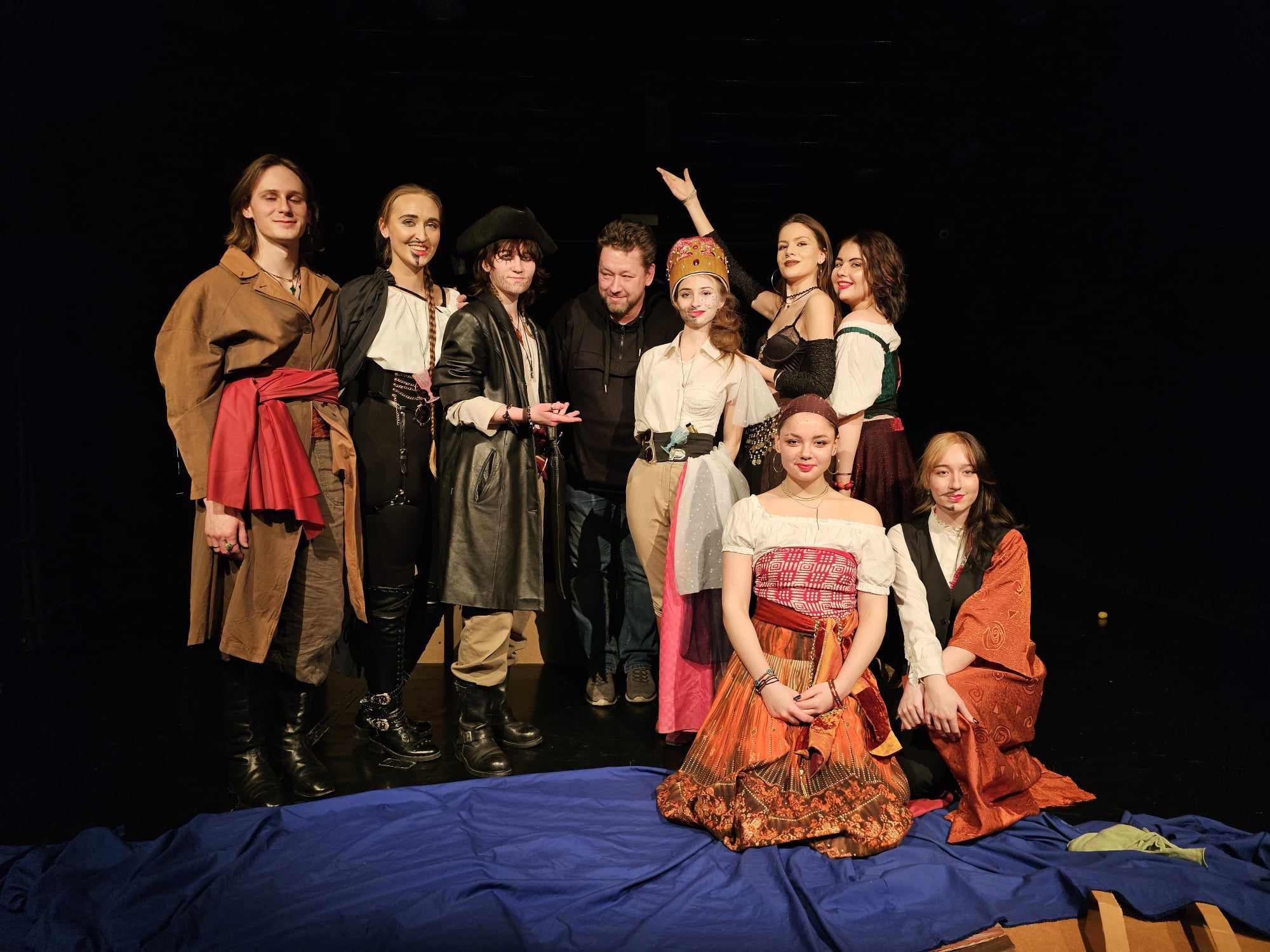 Grupa aktorów po spaktaklu „Przygody kapitana Palemona” wg J. Brzechwy