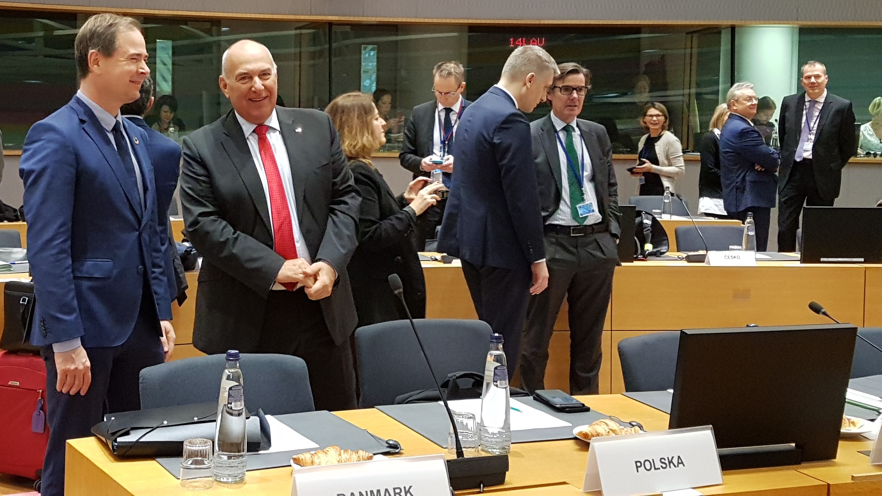 Minister Tadeusz Kościński rozmawia z innymi delegatami podczas posiedzenia Eurogrupy i Rady ECOFIN 