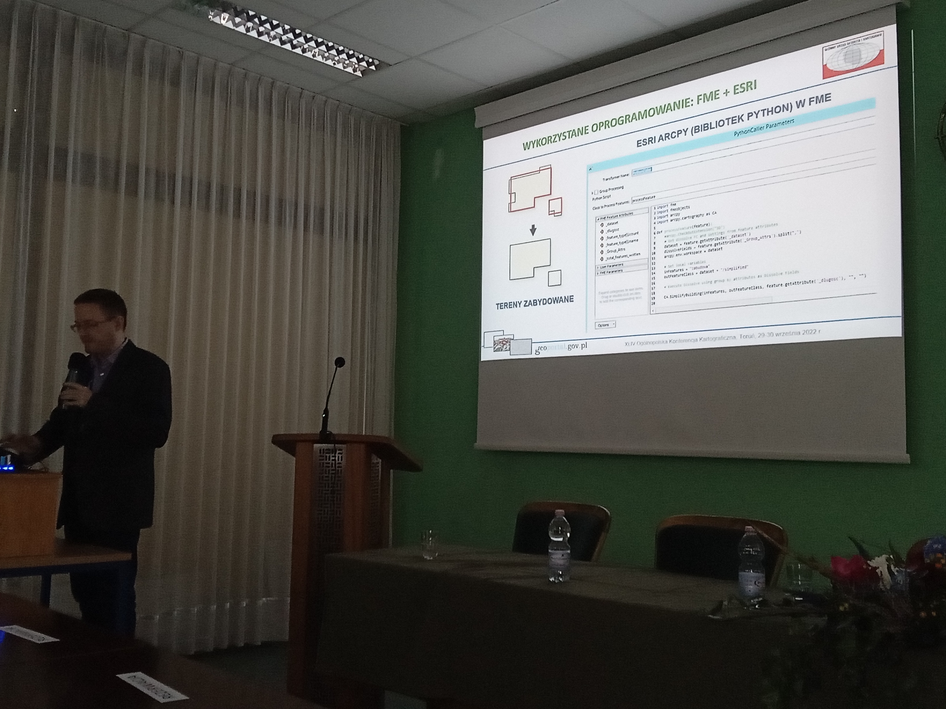 Zdjęcie przedstawia Marcina Lebieckiego - Naczelnika Wydziału Kartografii i Systemów Informacji Gewograficznej w trakcie prezentacji