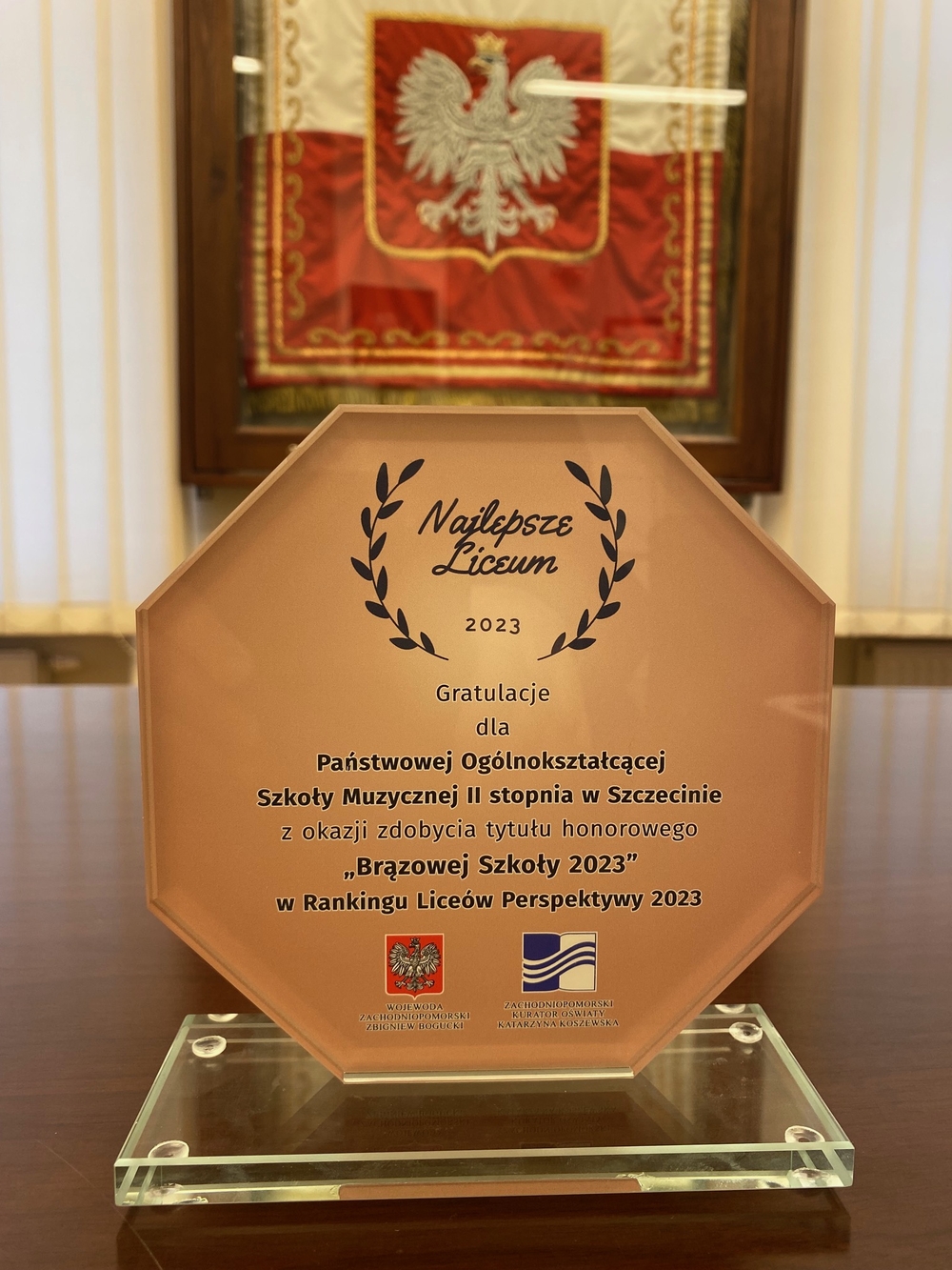 Zdjęcie przedstawia Statuetkę Najlepsze Liceum 2023