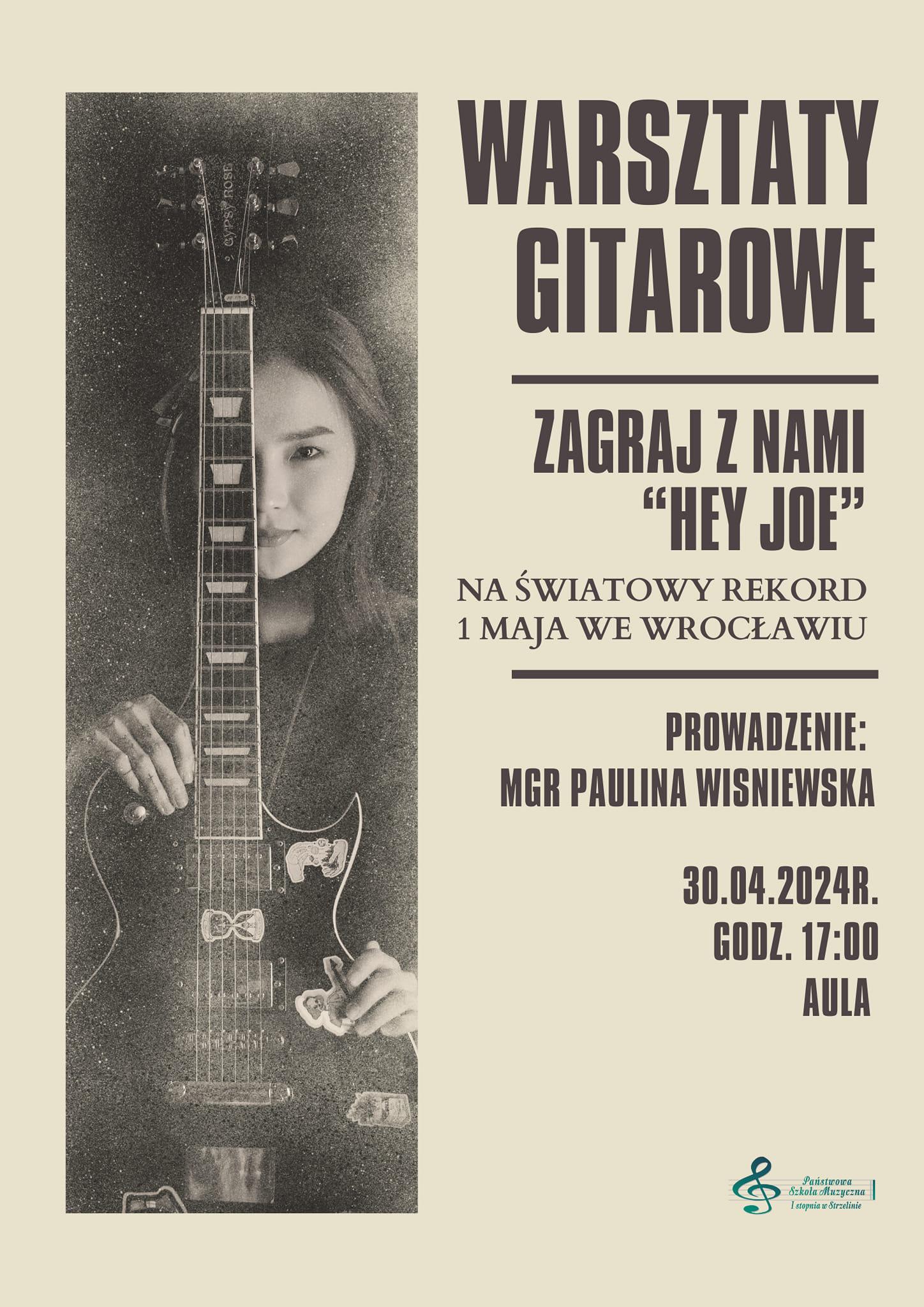 Plakat o jasnobeżowym tle. Po lewej stronie znajduje się zdjęcie kobiety trzymającej gitarę. Po prawej stronie znajdują się informacje o wydarzeniu. W prawym dolnym rogu widnieje logo szkoły. 