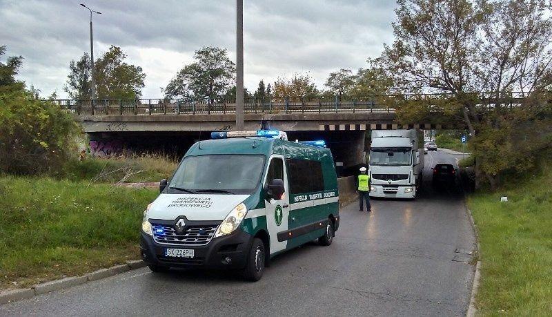 Zaklinowana ciężarówka pod wiaduktem na ul. Zuzanny w Sosnowcu