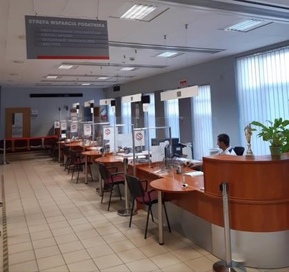 Wnętrze sali obsługi - kilka stanowisk obok siebie