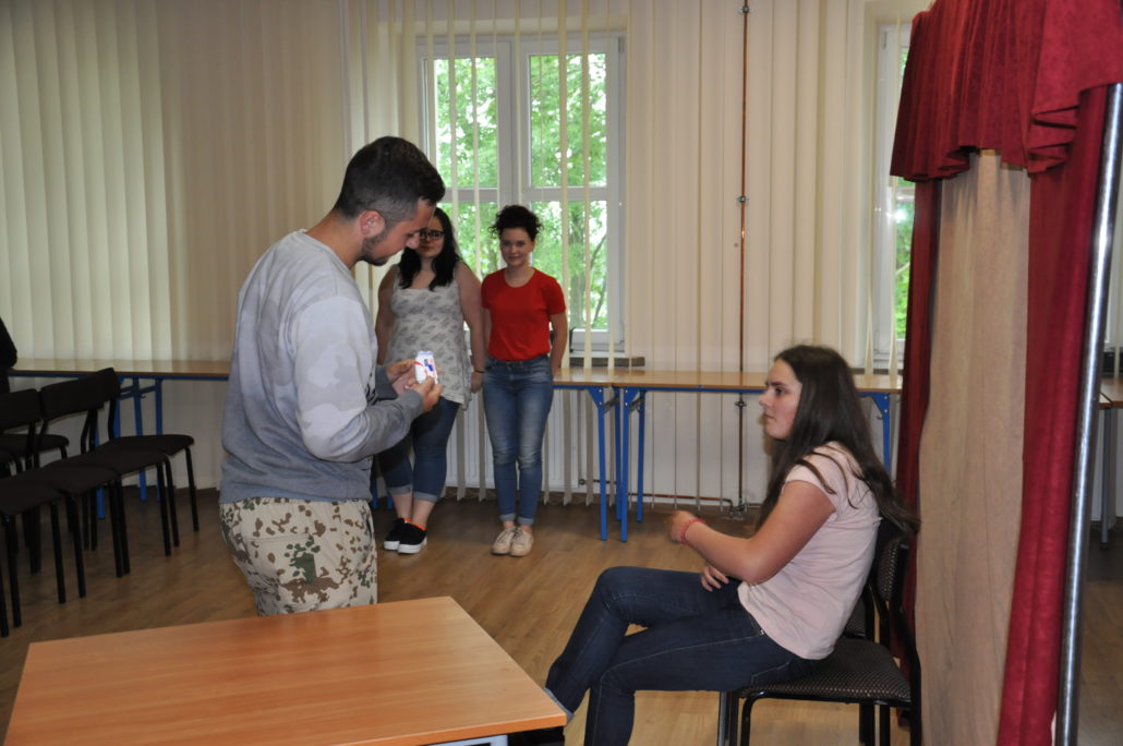 SPEKTAKL PORUSZAJĄCY TEMAT UZALEŻNIEŃ,