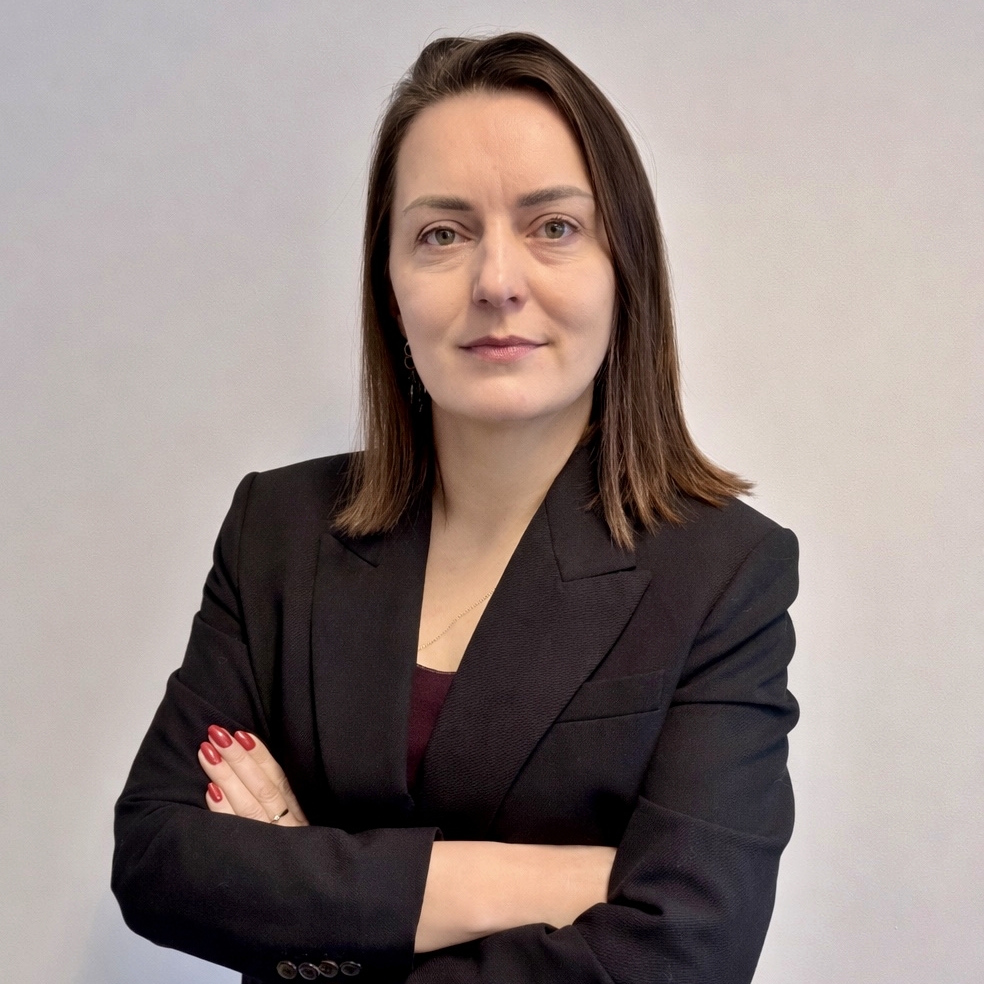 Portret kobiety na jasnoszarym tle