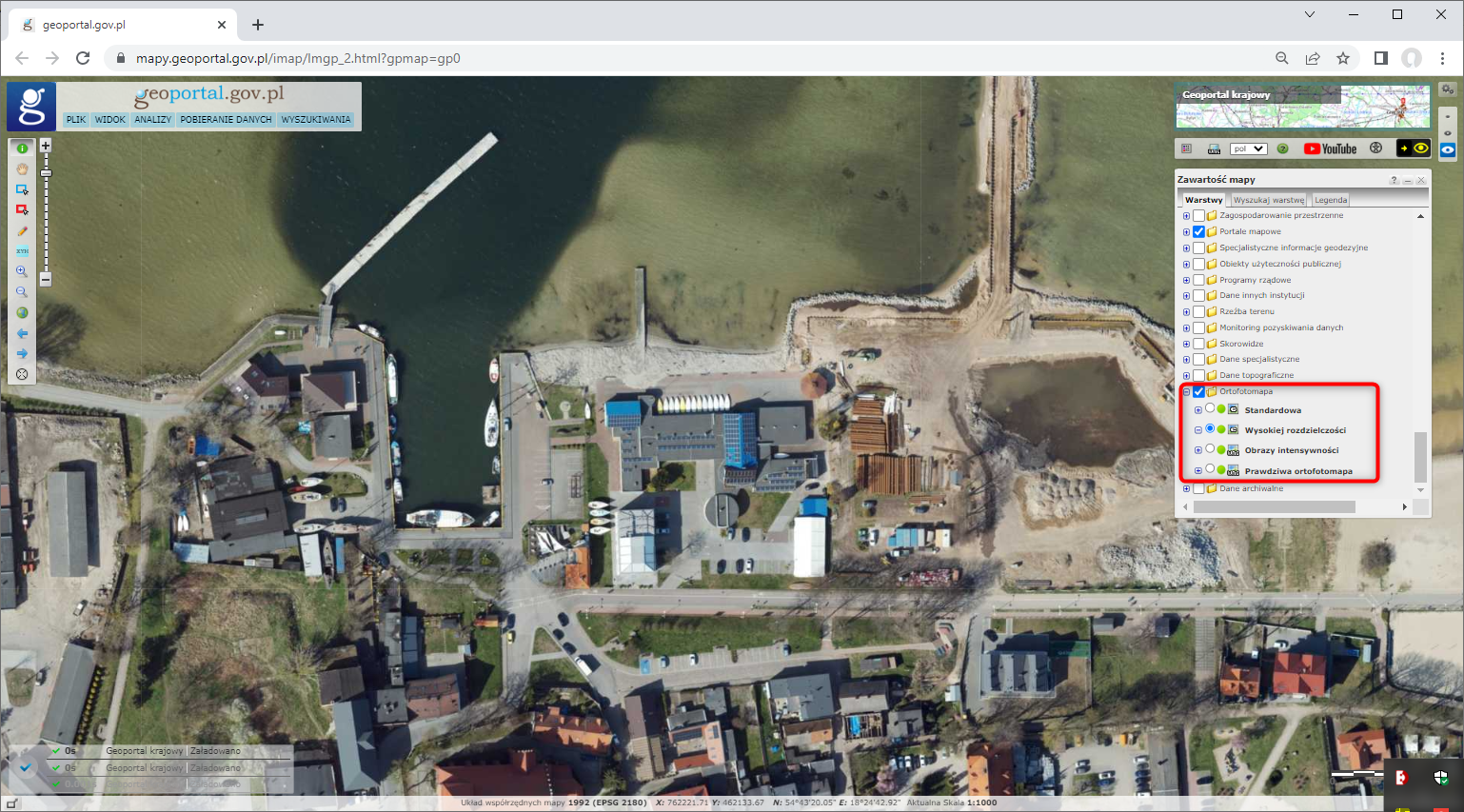 Ilustracja przedstawia zrzut ekranu z serwisu www.geoportal.gov.pl przedstawiający miasto Puck w usłudze Ortofotomapa HR