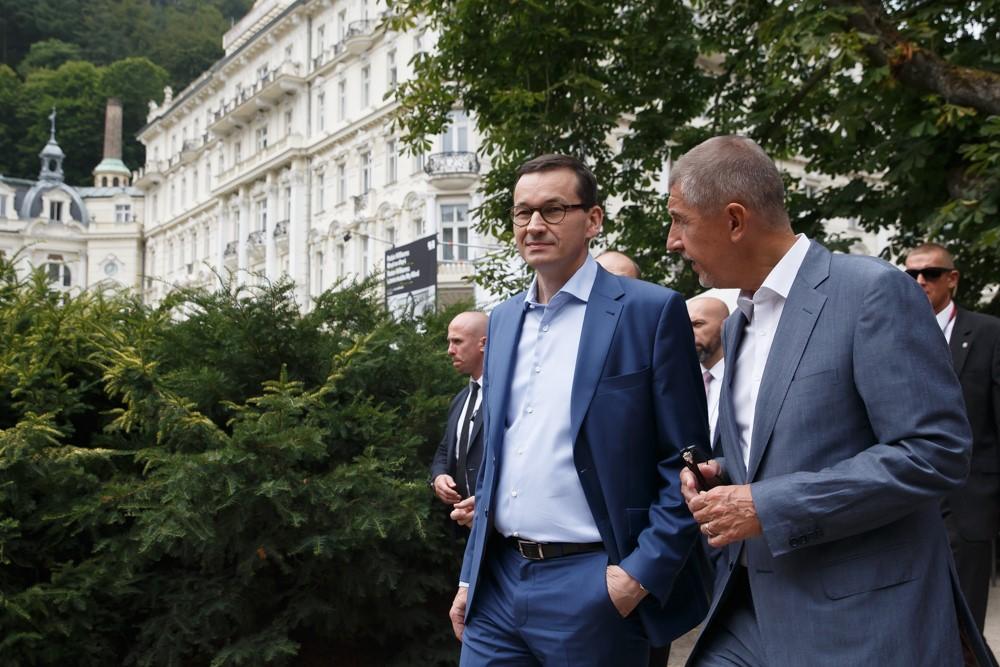 Premier Mateusz Morawiecki i premier Andrej Babis spacerują.
