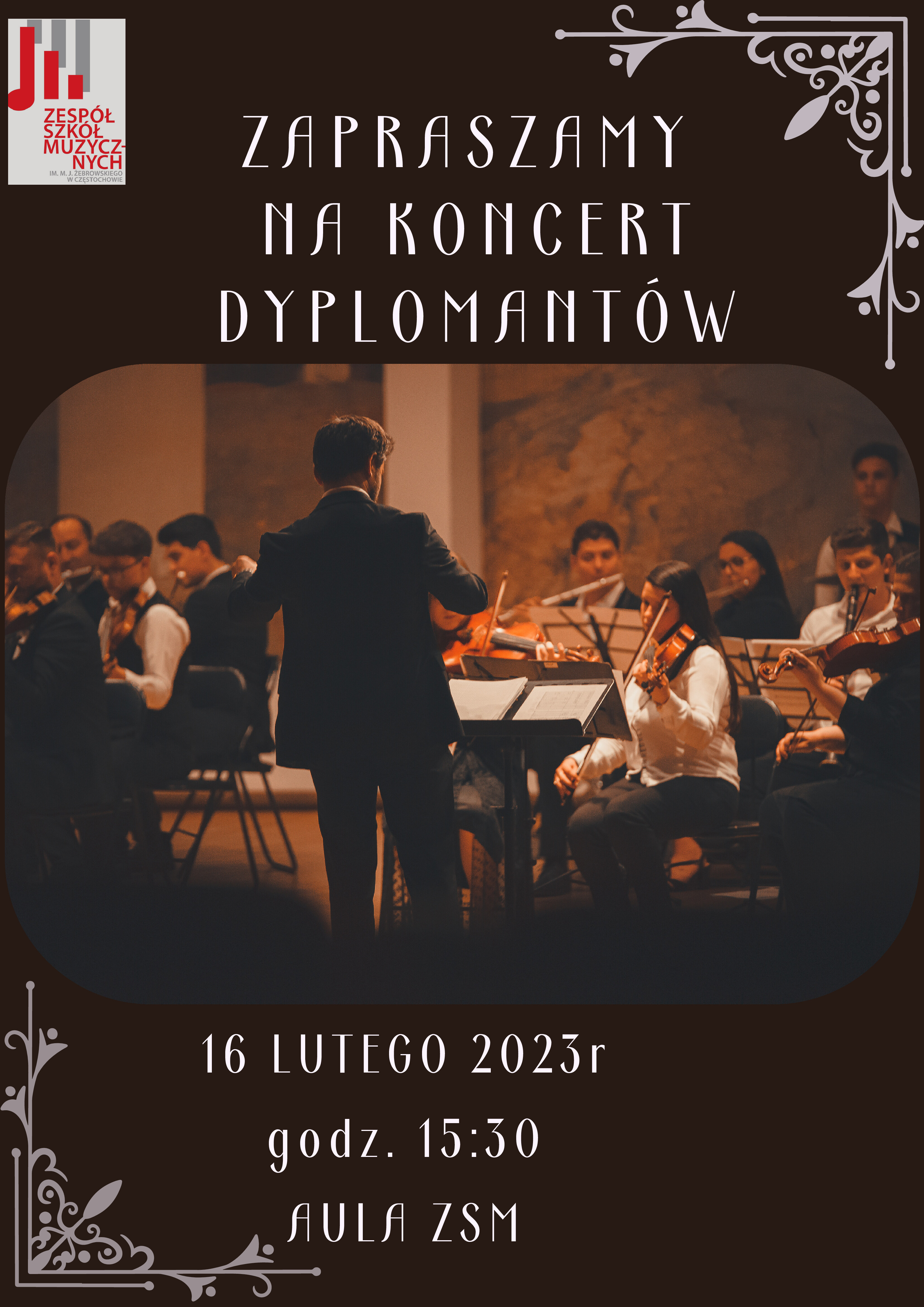 Na brązowym tle w lewym górnym rogu logo szkoły i nazwa koncertu. W prawym górnym rogu i w lewym dolnym rogu element ozdobny. W środku plakatu zdjęcie wycinka orkiestry z dyrygentem. Na dole informacja o dacie, godzinie i miejscu koncertu.