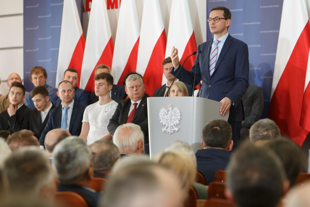 Premier Mateuz Morawiecki przemawia przy mównicy.