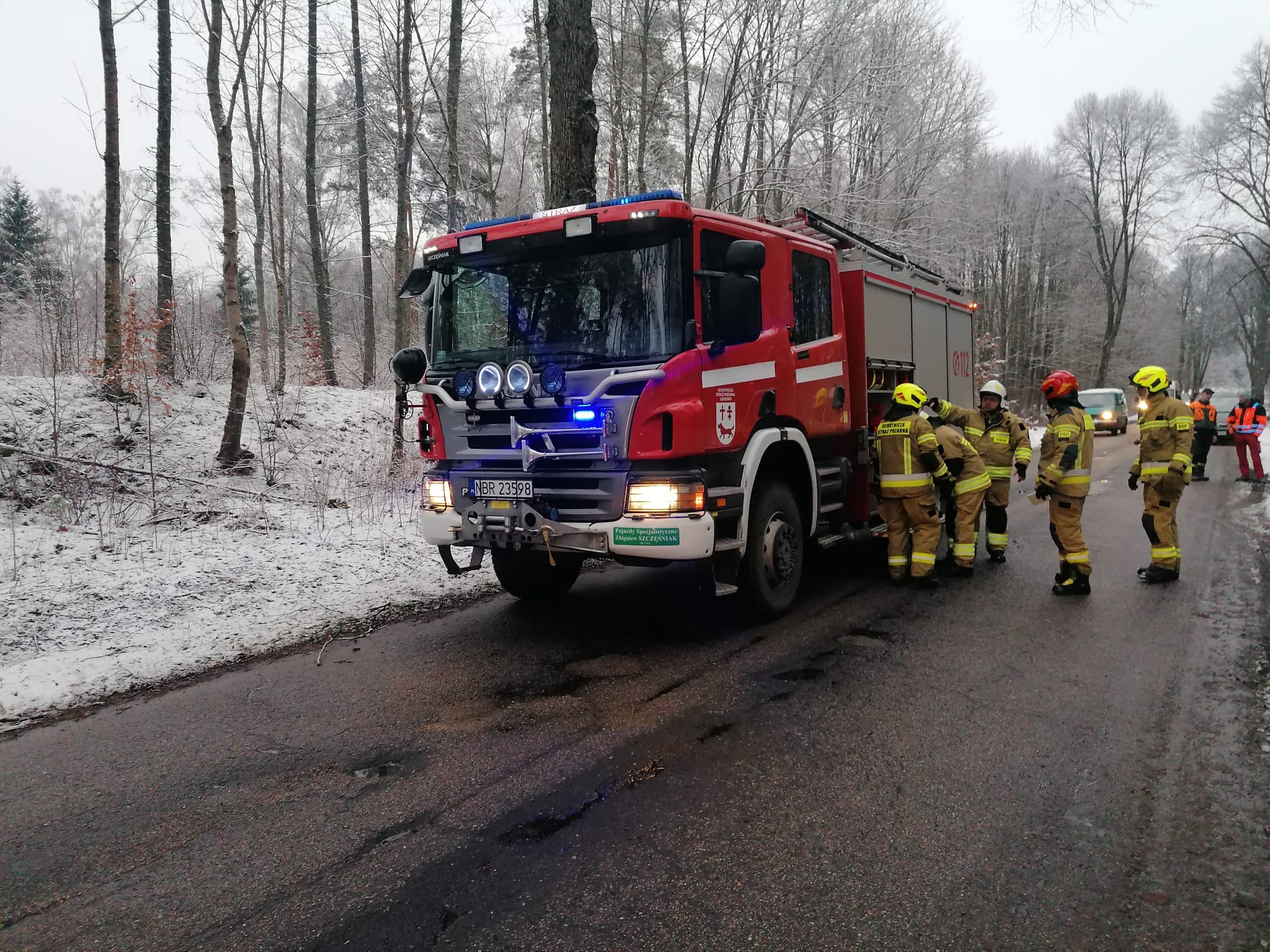 Auto uderzyło w drzewo – gm. Lelkowo