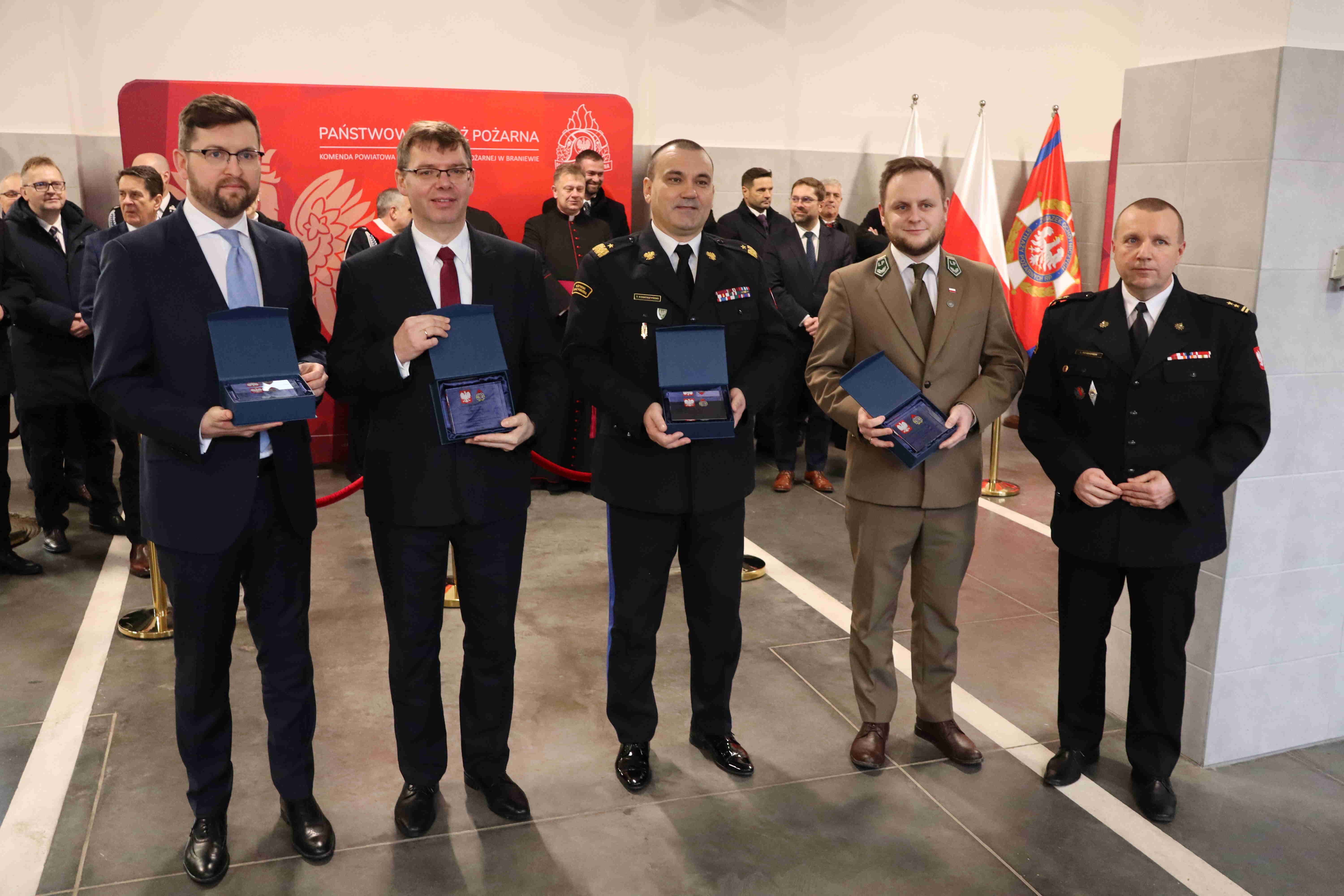 Uroczyste przekazanie pojazdów pożarniczych i łodzi Komendzie Powiatowej PSP w Braniewie 