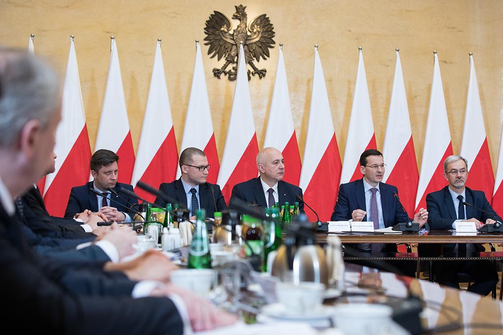 Premier Mateusz Morawiecki podczas spotkania z wojewodami.