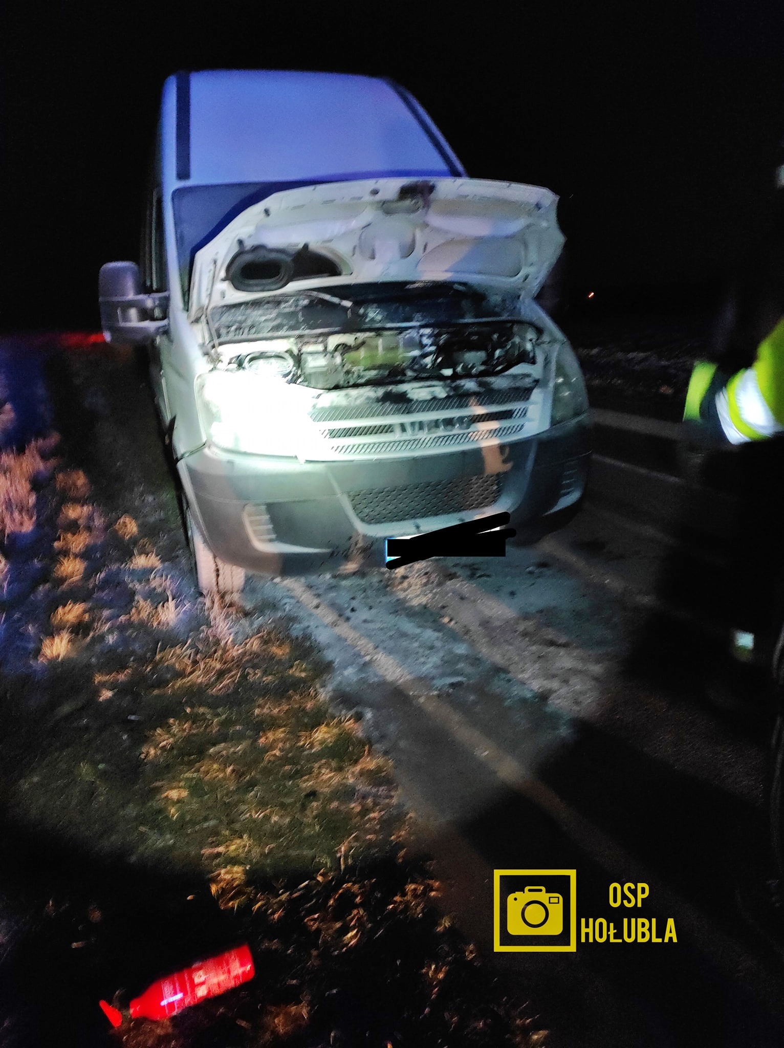 Na zdjęciu wrak spalonego samochodu typu bus.