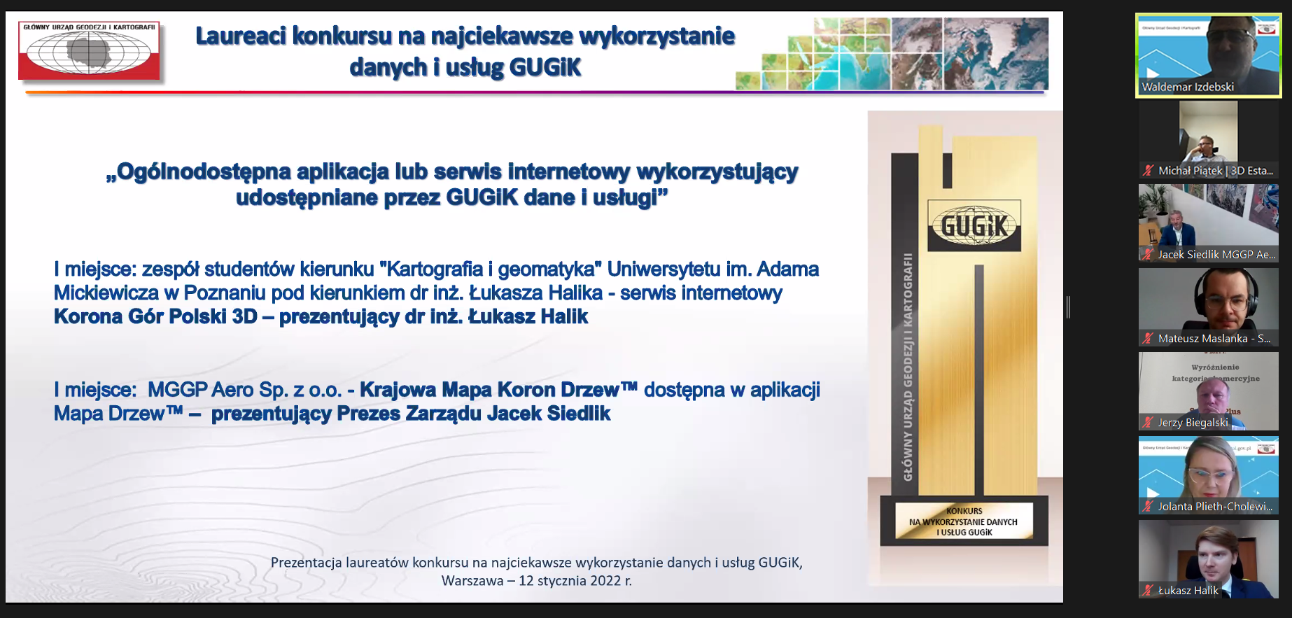 Zrzut ekranu z oprogramowania ZOOM. Po lewej stronie lista laureatów, po prawej stronie Główny Geodeta Kraju dr hab. inż. Waldemar Izdebski ze zwycięzcami podczas konferencji.