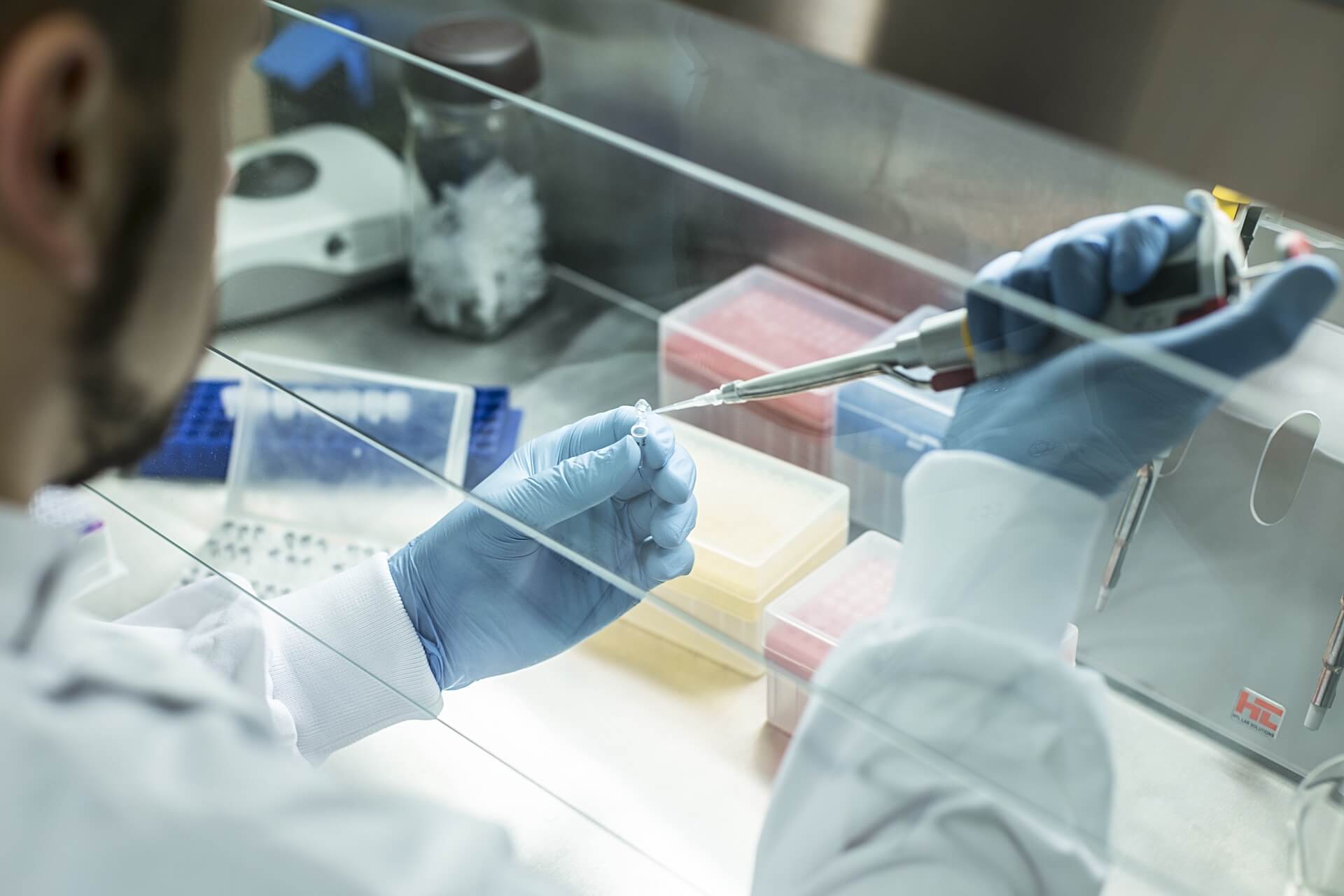 Mężczyzna pracujący w nowoczesnym laboratorium