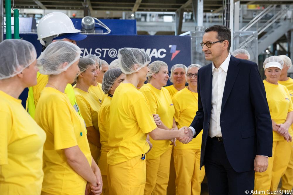 Premier Mateusz Morawiecki wita się z pracownikami firmy.