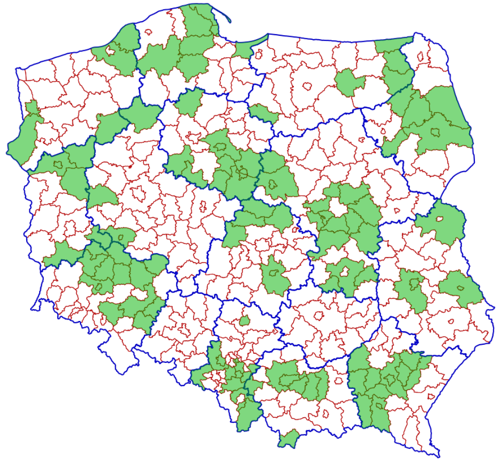 Ilustracja przedstawiająca mapę polski zawierającą granice administracyjne województw i powiatów. Kolorem zielonym zostały zaznaczone powiaty, które uruchomiły odbieranie zawiadomień elektronicznych o zmianach w Księgach Wieczystych.