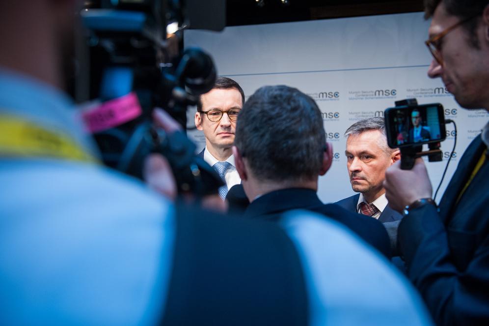 Premier Mateusz Morawiecki podczas konferencji prasowej z dziennikarzami