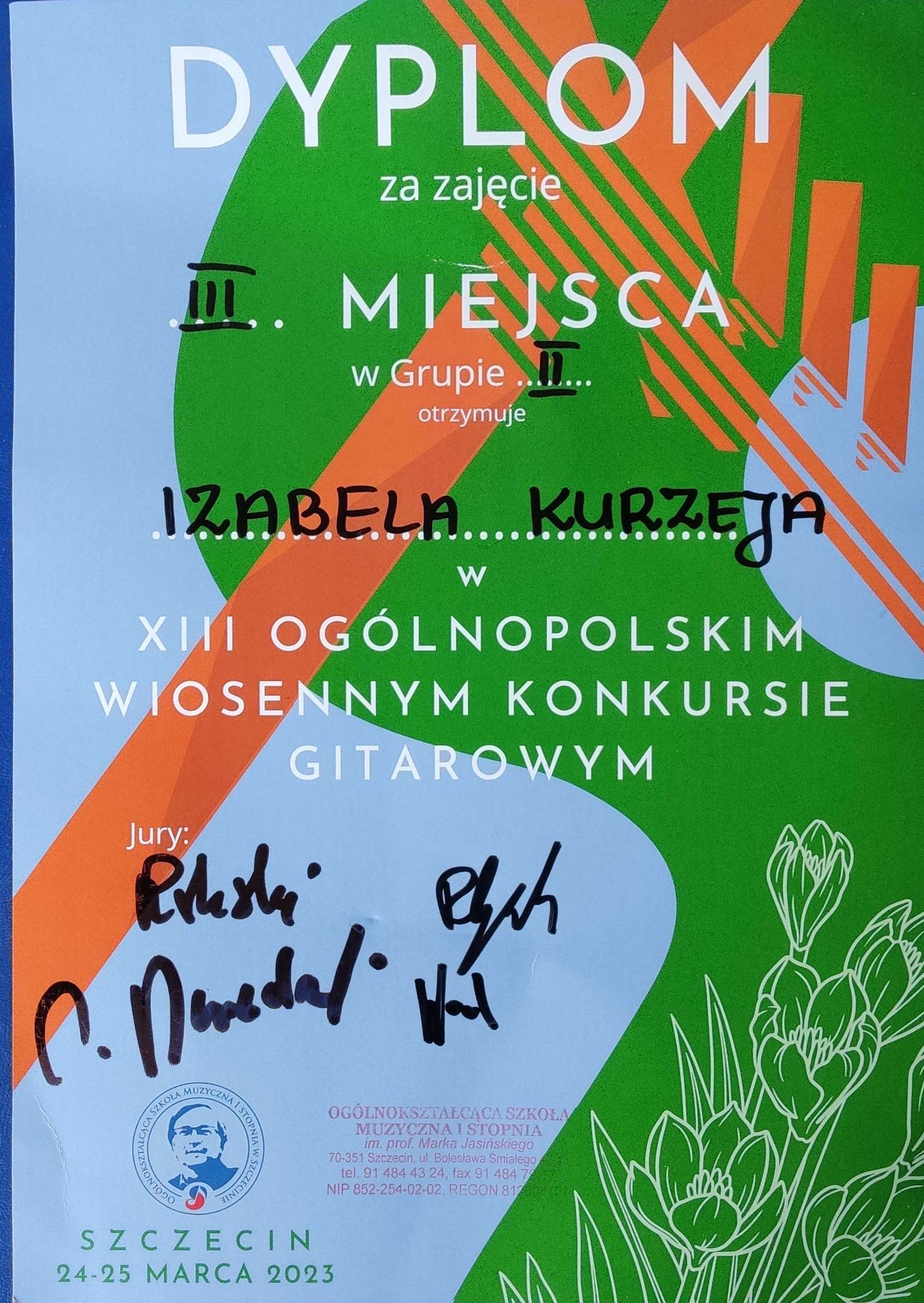 Dyplom za zajęcie III miejsca w grupie II dla Izabeli Kurzeji w XIII Ogólnopolskim Wiosennym Konkursie Gitarowym. Po prawej stronie zielona gitara z pomarańczowymi strunami. Na dole gitary narysowane białe kwiaty. Po lewej stronie niebieskie tło z podpisami jury oraz logo i pieczątką szkoły. Poniżej Szczecin 24 - 25 marca 2023 r. 
