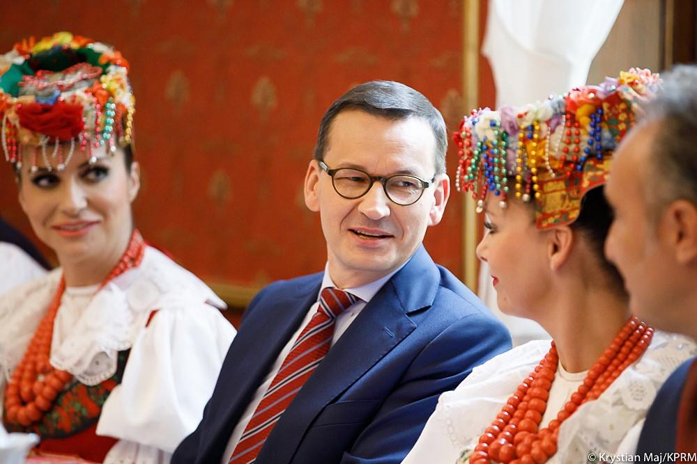 Premier wraz z paniami z zespołu "Śląsk"