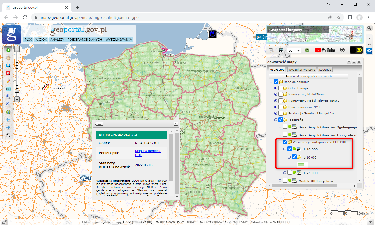 Ilustracja przedstawia zrzut ekranu z serwisu www.geoportal.gov.pl pokazujący w jaki sposób pobrać wizualizacje kartograficzne BDOT10k w skali 1:10000