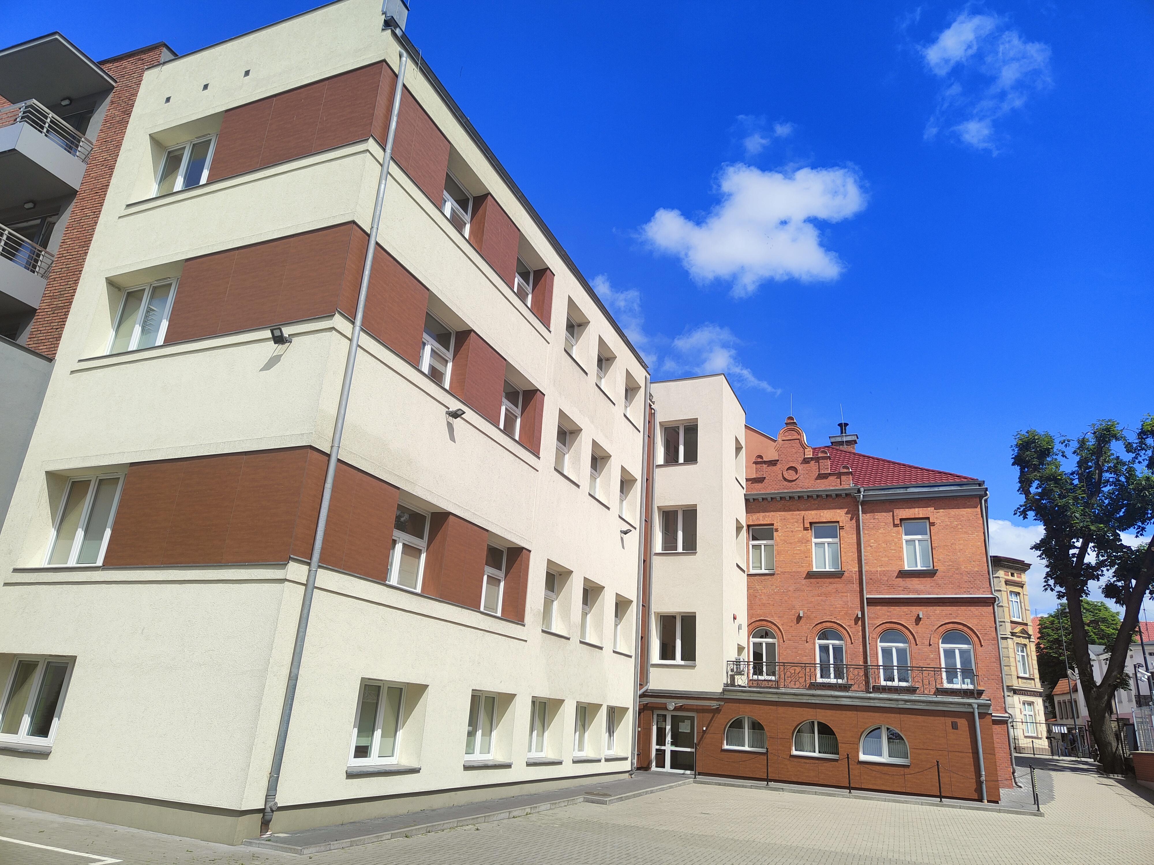 Zdjęcie budynku PSM I st. w Starogardzie Gdańskim, wykonane 2022r. od strony głównego wejścia i parkingu.