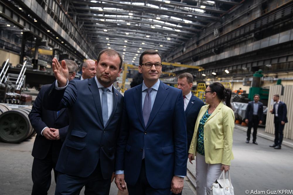 Premier Mateusz Morawiecki zwiedza zakład.