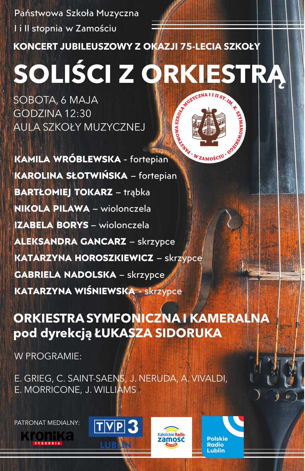 Tło plakatu stanowi realistyczne i pełne detali zdjęcie skrzypiec leżących na drewnianym blacie z lutniczego, ciemnego drewna o pięknej strukturze, kolorze i usłojeniu. Skrzypce przedstawione są w zbliżeniu, ukazującym usłojenie, obtarcia i spękane fragmenty górnej płyty instrumentu. Na widocznej chwytni w kolorze hebanu i na obszarze pod strunami, ślady kalafonii od smyczka. Zdjęcie jest bardzo realistyczne i szczegółowe. Skrzypce umieszczono na prawej stronie plakatu. Strona lewa, to wspomniany blat z ciemniejszego drewna. W górnej części pudła rezonansowego skrzypiec umieszczono logo szkoły, w formie białego koła, z lirą na tle nut, otoczoną okrągłym napisem z nazwą szkoły w kolorze czerwonym. Na opisanym tle znajdują się napisy w kolorze białym z informacjami o imprezie. Od góry: "Państwowa Szkoła Muzyczna I i II stopnia w Zamościu. Koncert Jubileuszowy z okazji 75-lecia szkoły. SOLIŚCI Z ORKIESTRĄ. Sobota 6 maja, godzina 12.30, Aula szkoły muzycznej. Kamila Wróblewska-fortepian, Karolina Słotwińska-fortepian, Bartłomiej Tokarz-trąbka, Nikola Pilawa-wiolonczela, Izabela Borys-wiolonczela, Aleksandra Gancarz-skrzypce, Katarzyna Horoszkiewicz-skrzypce, Gabriela Nadolska-skrzypce, Katarzyna Wiśniewska-skrzypce. ORKIESTRA SYMFONICZNA I KAMERALNA pod dyrekcją ŁUKASZA SIDORUKA. W programie: E. Grieg, C. Saint-Saens, J. Neruda, A. Vivaldi, E. Morricone, J. Williams". U dołu plakatu znajdują się loga Patronów Medialnych. Od lewej: Kronika Tygodnia, TVP3 Lublin, Katolickie Radio Zamość, Polskie Radio Lublin. 