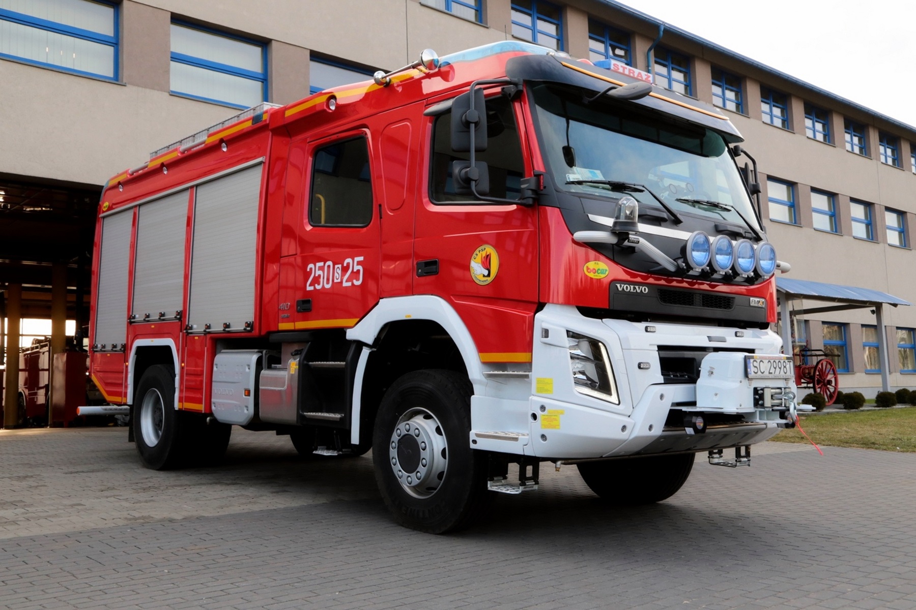 GCBA 4/32 Ciężki samochód gaśniczy ze zbiornikiem wody 4 m3 i autopompą o wydajności 32 hl/min