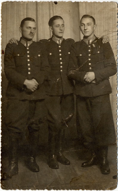 Trzech strażaków w mundurach stoi a pierwszy z lewej to por. Rojek Józef - Komendant Zawodowej Straży Pożarnej w Nowym Sączu w latach 1945-1962. Dane pozostałych dw och strażaków na zdjęciu nie znane.
