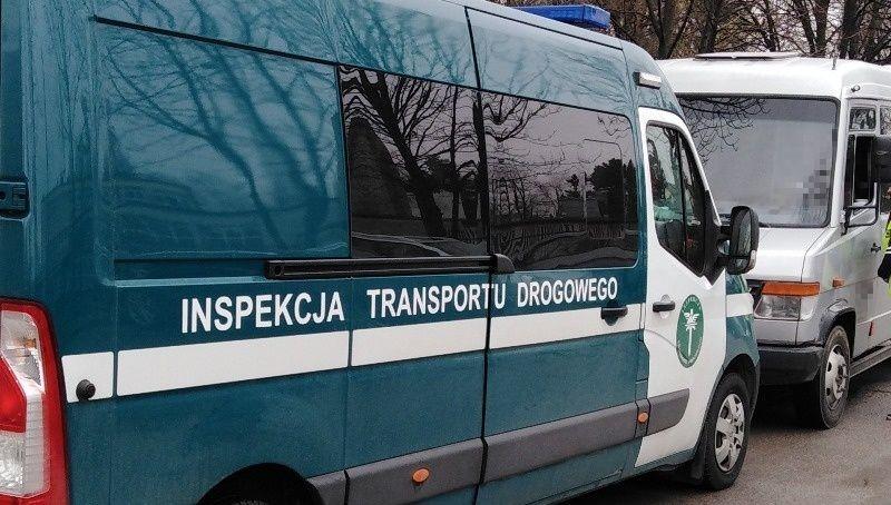 Autobus z usterkami zagrażającymi pasażerom przewoził dzieci do jednej z placówek oświatowych w Krakowie. 