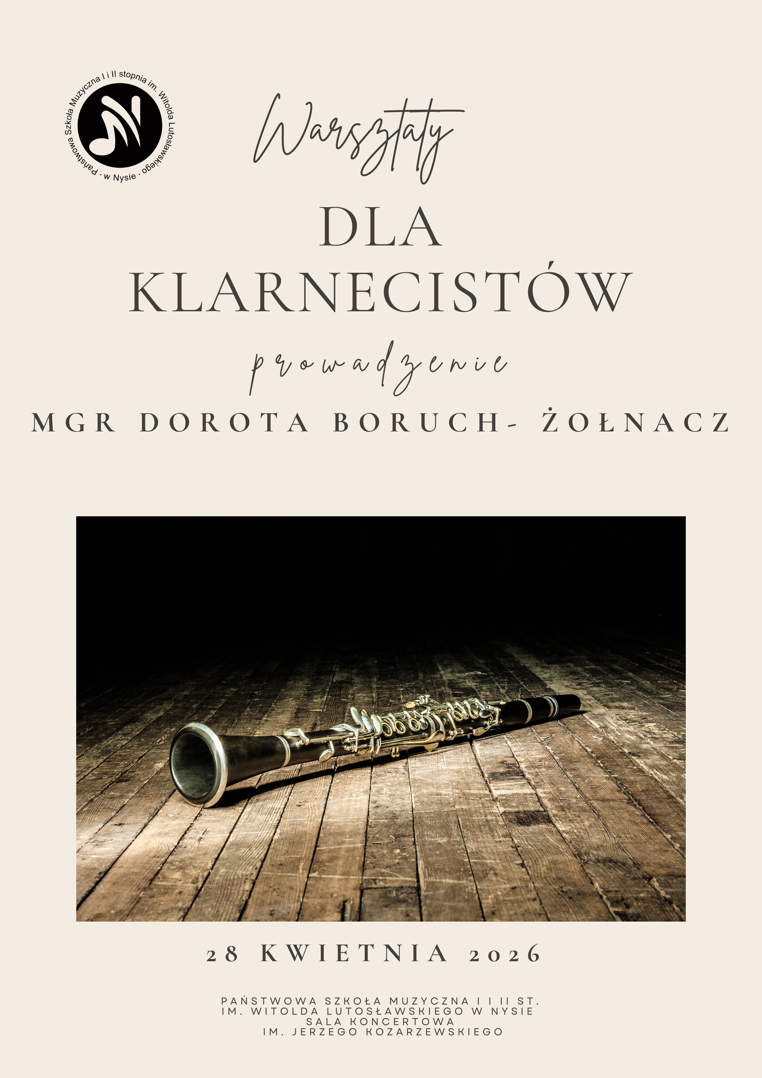 Plakat beżowe tło lewym górnym rogu czarne logo szkoły według ustalonego znaku centralnie fotografia przedstawiająca klarnet leżący pod kątem na drewnianej powierzchni składającej się z wąskich desek teksty warsztaty dla klarnecistów prowadzenie magister Doroty Żołnacz 28 kwietnia 2026 państwowa szkoła muzyczna pierwszego i drugiego stopnia imienia Witolda Lutosławskiego w Nysie sala koncertowa im Jerzego Kozarzewskiego.