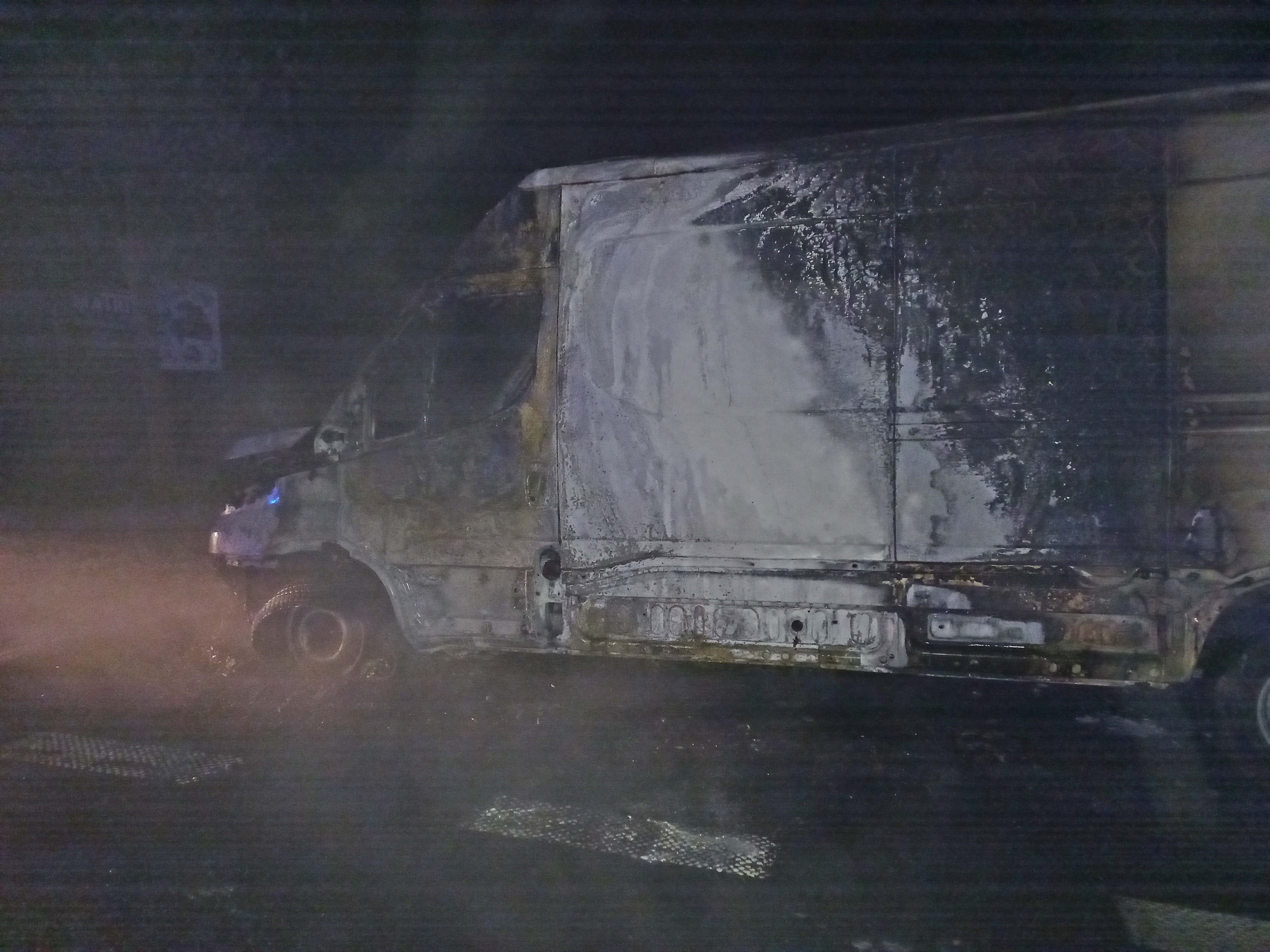 Pożar samochodu dostawczego. Na zdjęciu ugaszony samochód dostawczy.