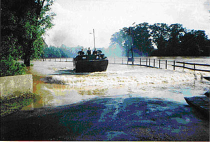 rok 1997 – powódź w Nowej Soli – ekipa ratownicza z Poznania i Śremu pod dowództwem st. kpt. Leszka Węckowskiego