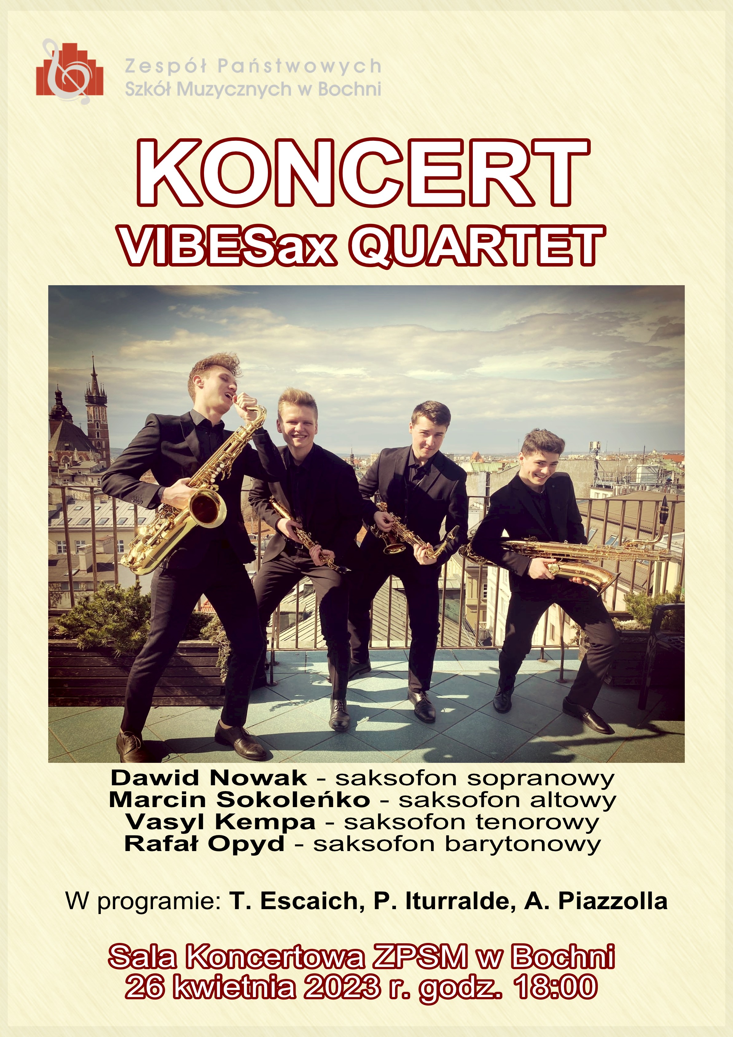 Afisz zapraszający na koncert kwartetu saksofonowego VIBESax w Sali koncertowej ZPSM w Bochni 26 kwietnia 2023 r. W lewym górnym rogu logo ZPSM w Bochni, w części centralnej afisza 4 mężczyzn trzymających saksofony.