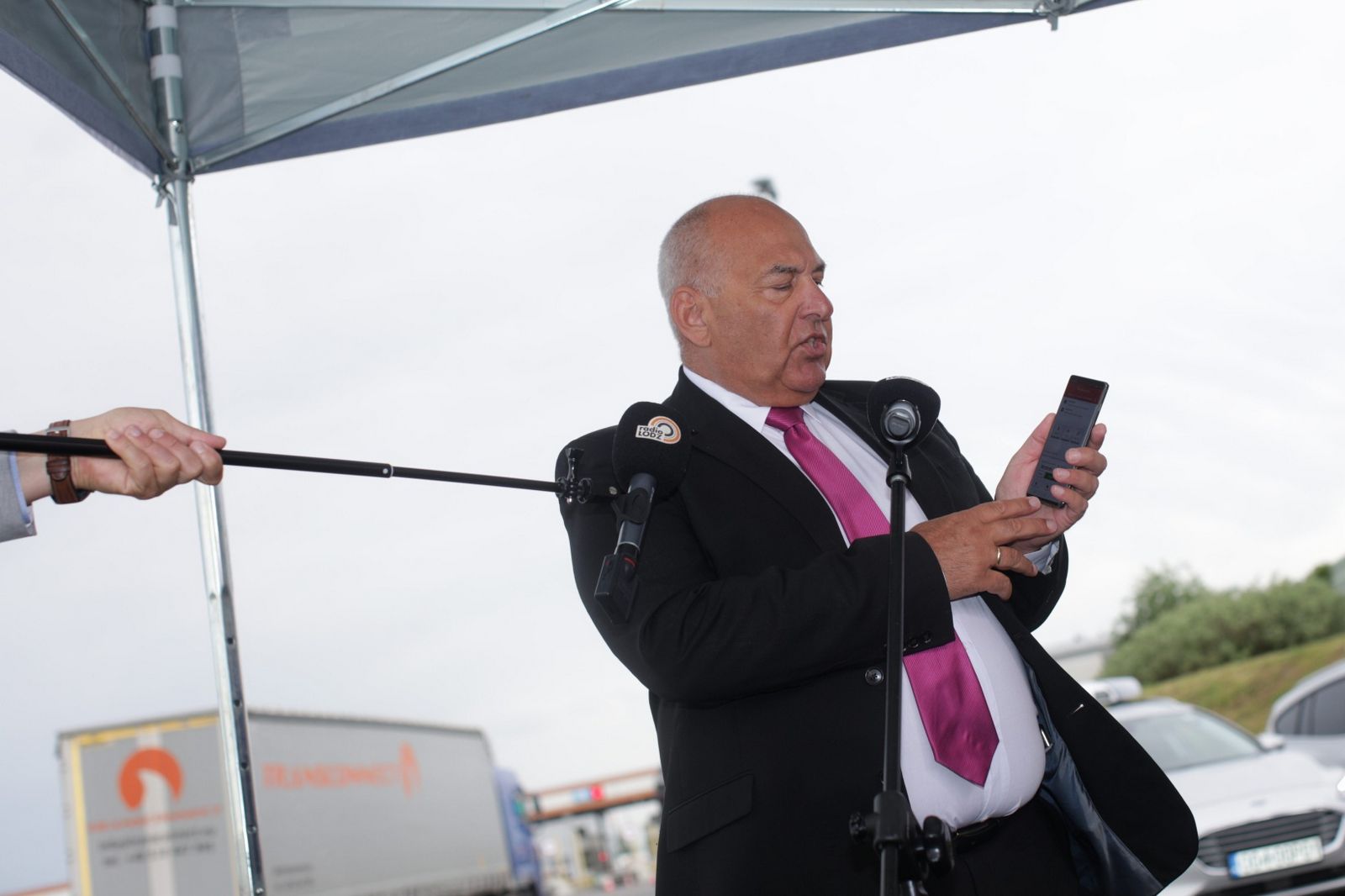 Minister finansów Tadeusz Kościński podczas konferencji prasowej.