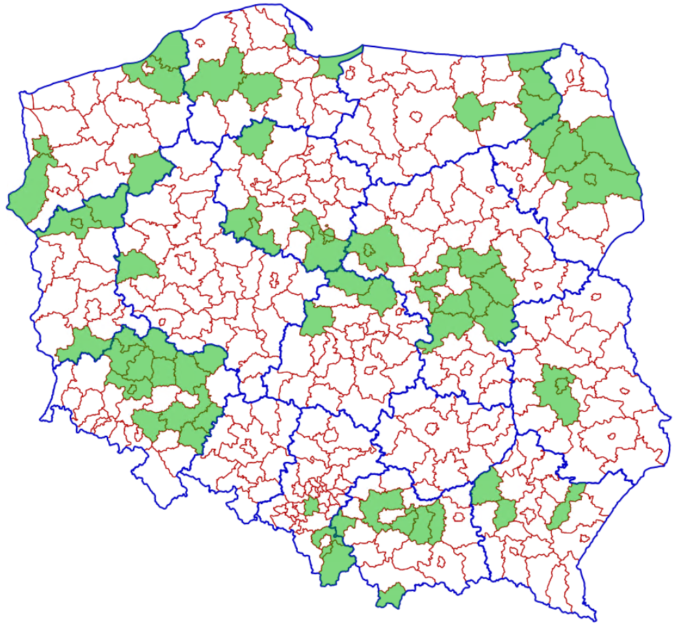 Ilustracja przedstawiająca mapę Polski zawierającą granice administracyjne województw i powiatów. Kolorem zielonym zostały zaznaczone powiaty, które uruchomiły odbieranie zawiadomień elektronicznych o zmianach w Księgach Wieczystych.