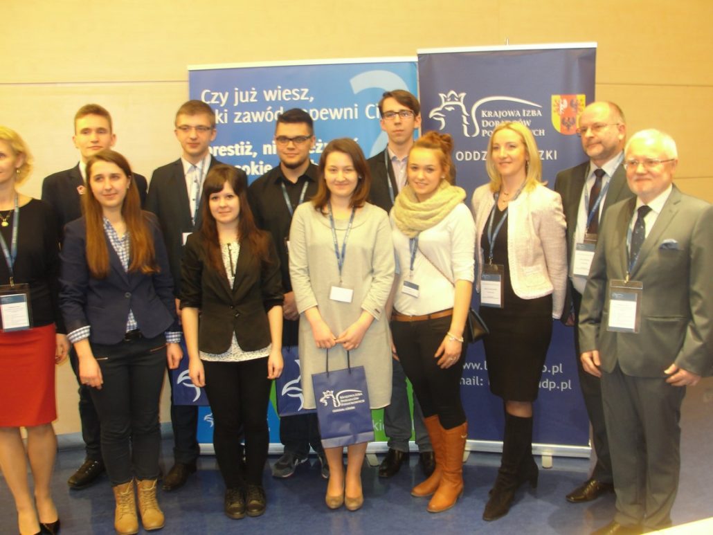 SARA EWKOWSKA, UCZENNICA ZSCKR W ZDUŃSKIEJ DĄBROWIE LAUREATKĄ III KONKURSU WIEDZY O PODATKACH