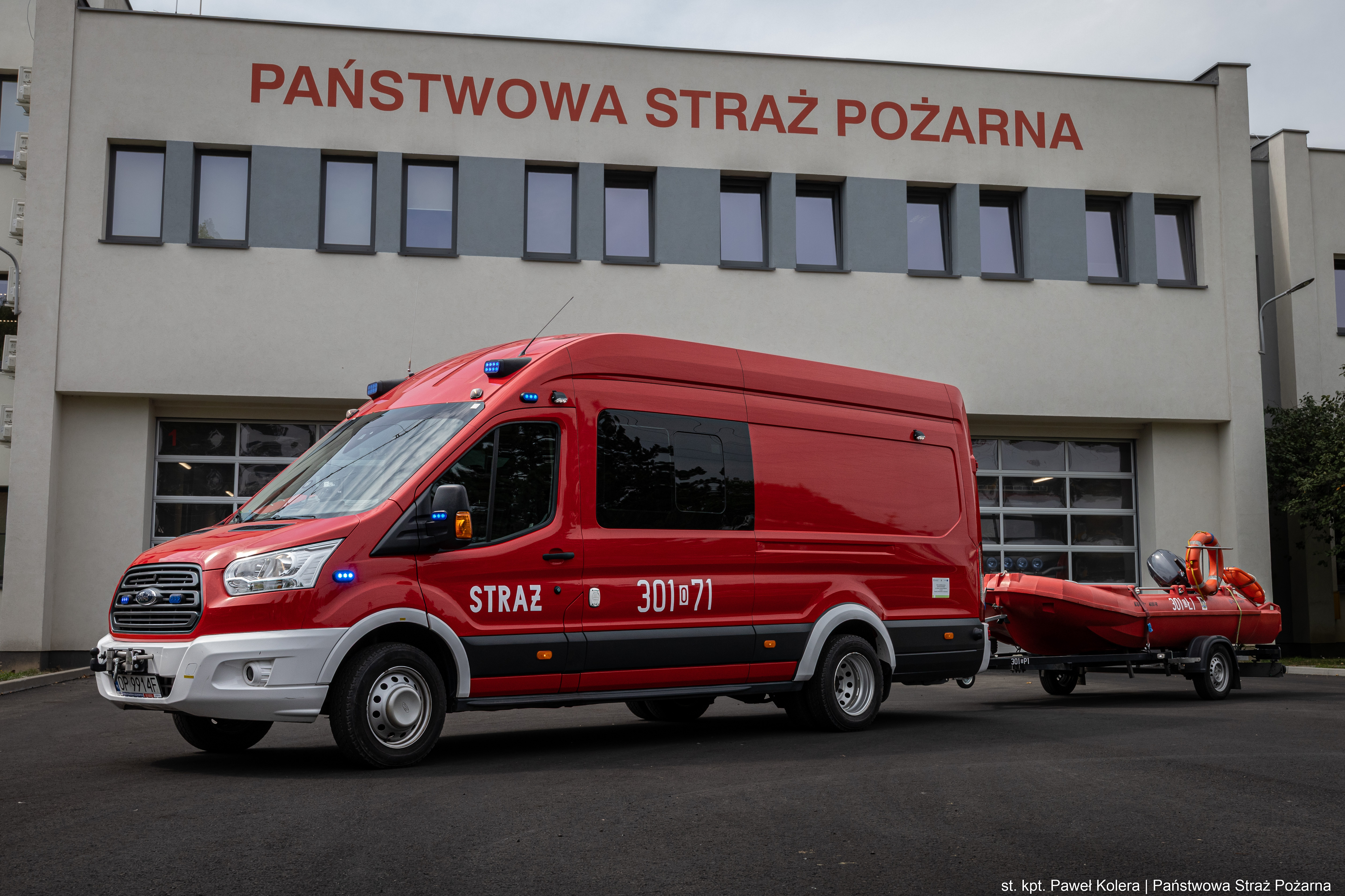 Specjalny lekki samochód ratownictwa wodnego.