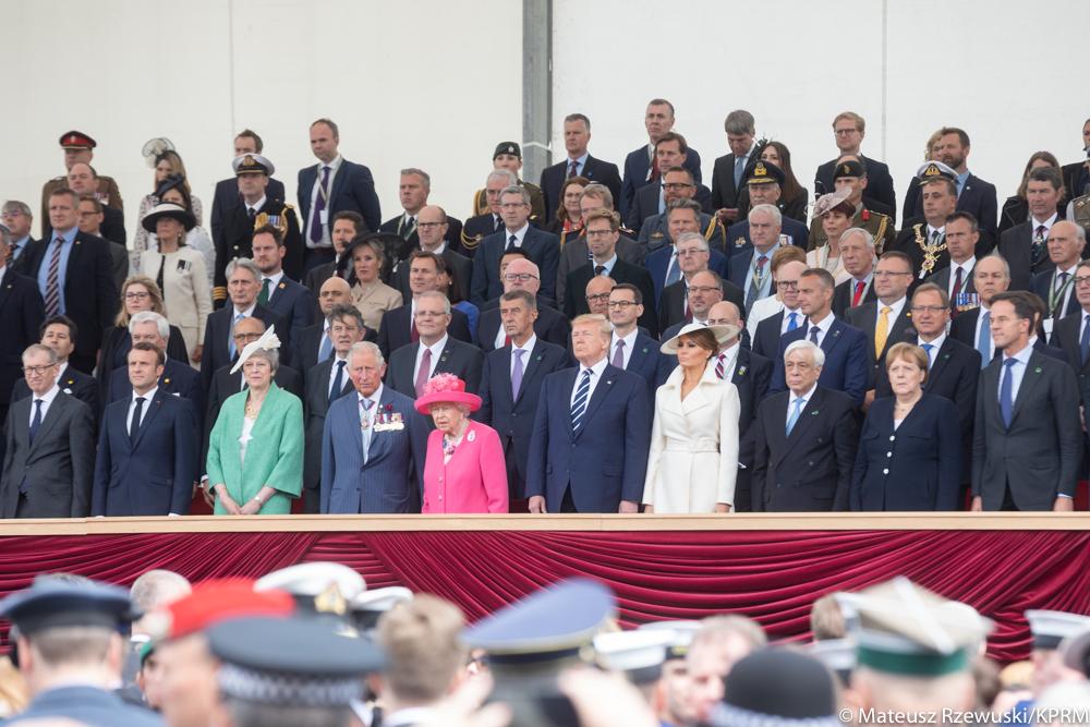 Królowa Elżbieta II, prezydent USA Donald Trump, prezydent Francji Emmanuel Macron, premier Mateusz Morawiecki i pozostali przedstawiciele państw podczas uroczystości.
