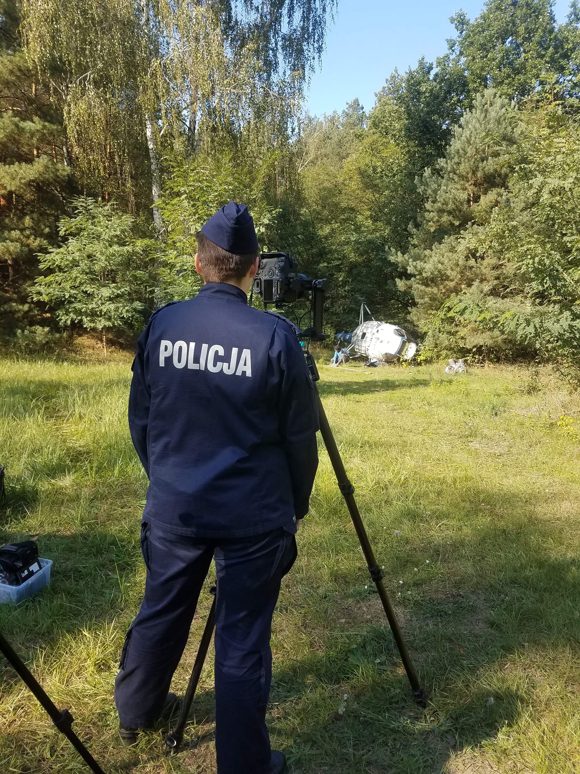 Policjant podczas pracy na miejscu katastrofy śmigłowca