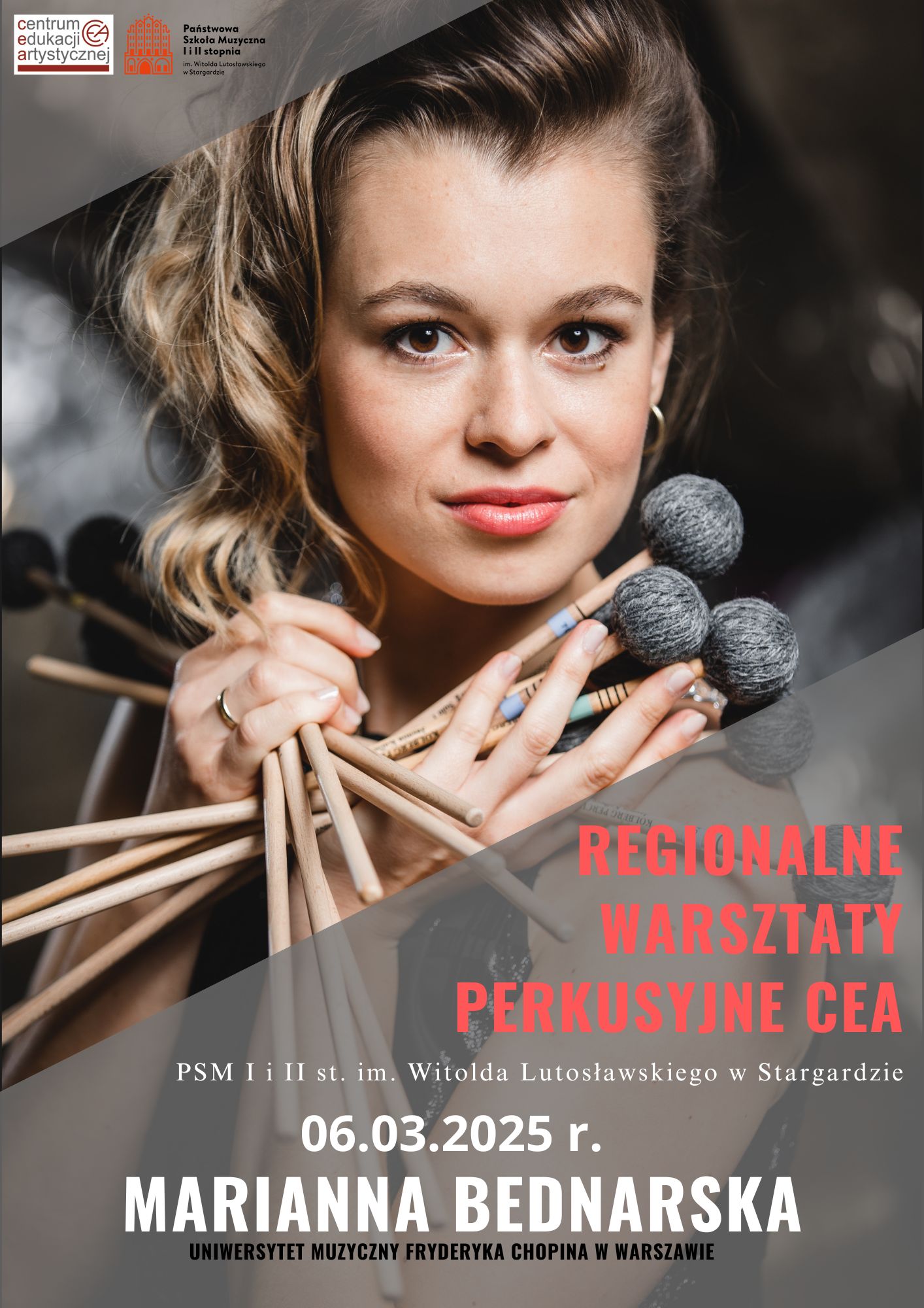 Plakat Regionalnych Warsztatów Perkusyjnych z Marianną Bednarską z Uniwersytetu Muzycznego Fryderyka Chopina w dniu 6 marca 2025. Tłem plakatu jest kadr zdjęcia pani Marianny Bednarskiej, która trzyma w obu rękach na wysokości szyi kilka pałek perkusyjnych perkusyjnych. Pani Marianna ma długie blond włosy, brązowe oczy i lekko się uśmiecha. Nazwa warsztatów znajduje się w dole plakatu i napisana jest w kolorze amarantowym, a data oraz imię i nazwisko prowadzącej warsztaty kolorem białym.