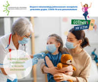 Mama trzyma na kolanach córkę z misiem w ręce, Córka jest szczepiona przez panią doktor