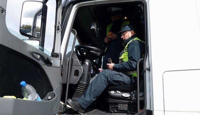 Inspektorzy ITD sprawdzają tachograf w kontrolowanej ciężarówce