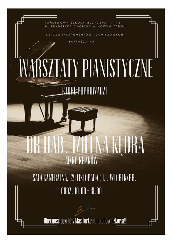 Plakat informujący białą czcionką o warsztatach fortepianowych w dniu 29 listopada 2022 r. prowadzonych przez panią Milenę Kędrę w sali kameralnej Państwowej Szkoły Muzycznej. W tle podświetlona scena na której stoi fortepian wraz z krzesłem do fortepianu, z tyłu panuje ciemność. Plakat obramowany białą oblamówką. 
