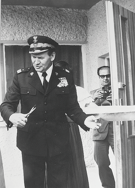 Zdjęcie przedstawia Komendanta Głównego Straży Pożarnych – generała pożarnictwa Zygmunta Jarosza.