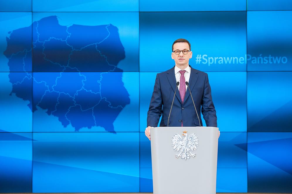Premier Mateusz Morawiecki przy mównicy.