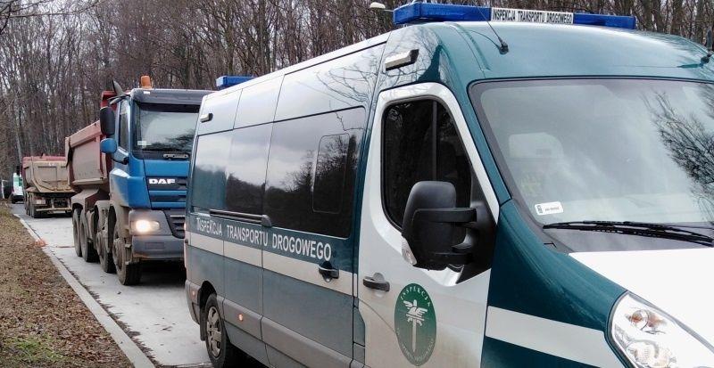 Ciężarówki przewożące za dużo ziemi nieprzykrytej plandeką zatrzymał patrol małopolskiej ITD.