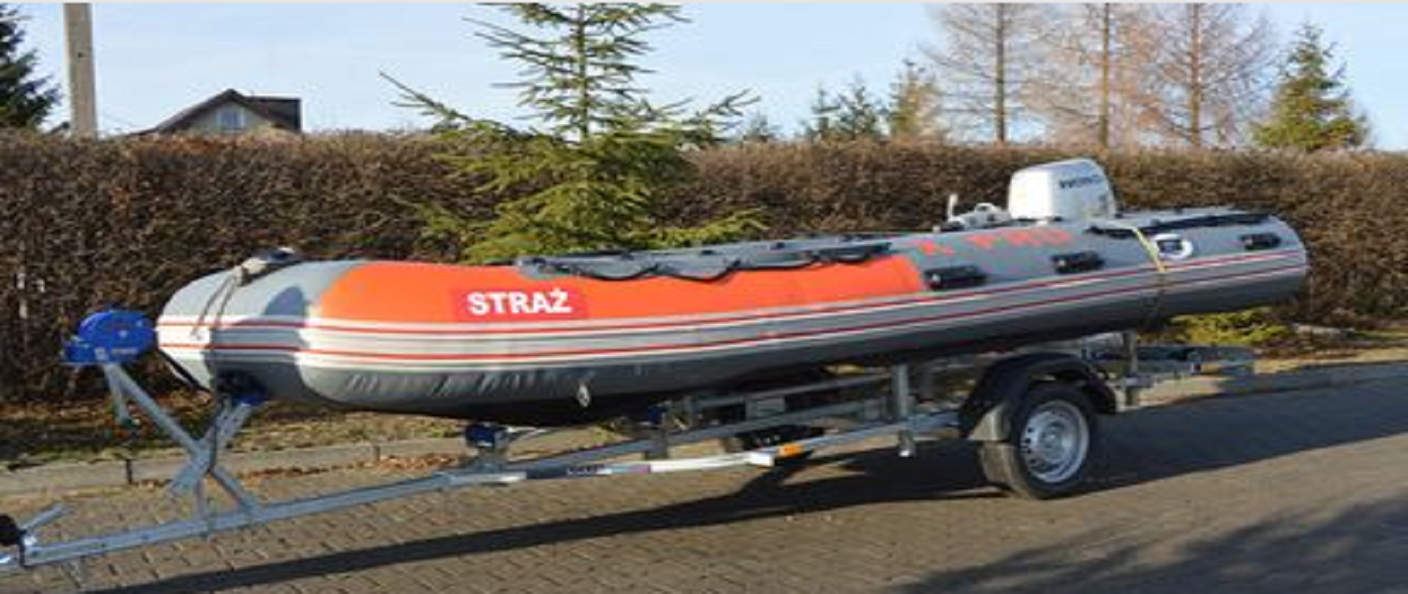 Zdjęcie przedstawia łódź śrubową płaskodenną na przyczepie transportowej
