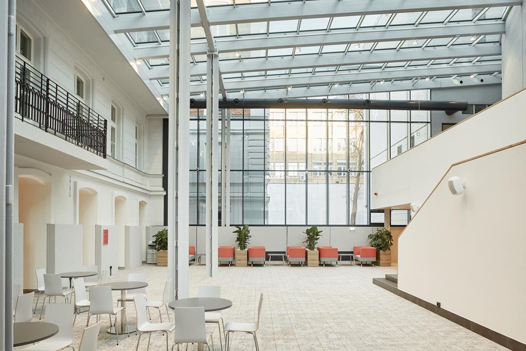 Łącznik szklanego atrium między budynkami